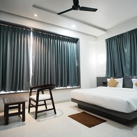 Hotel Oberon Sholapur Exterior foto