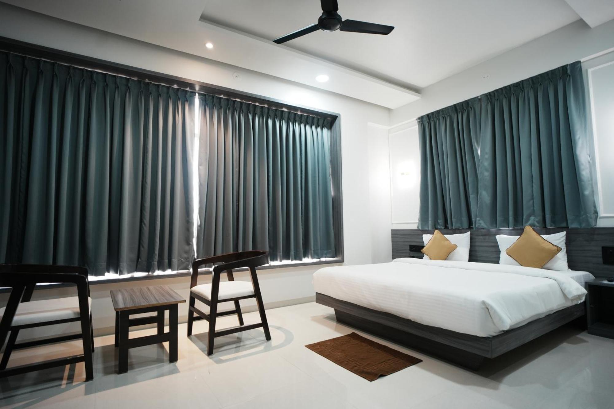 Hotel Oberon Sholapur Exterior foto