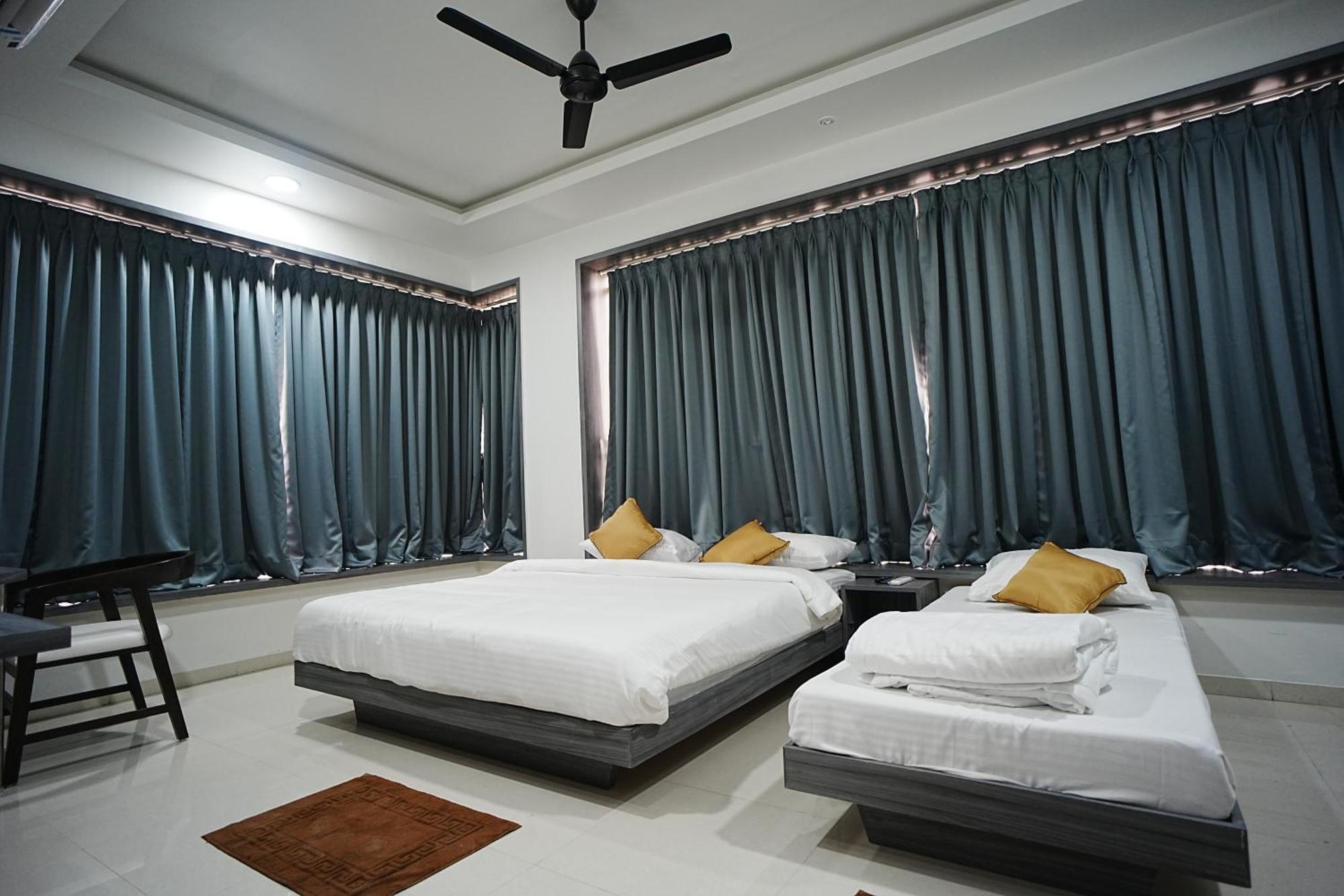 Hotel Oberon Sholapur Exterior foto